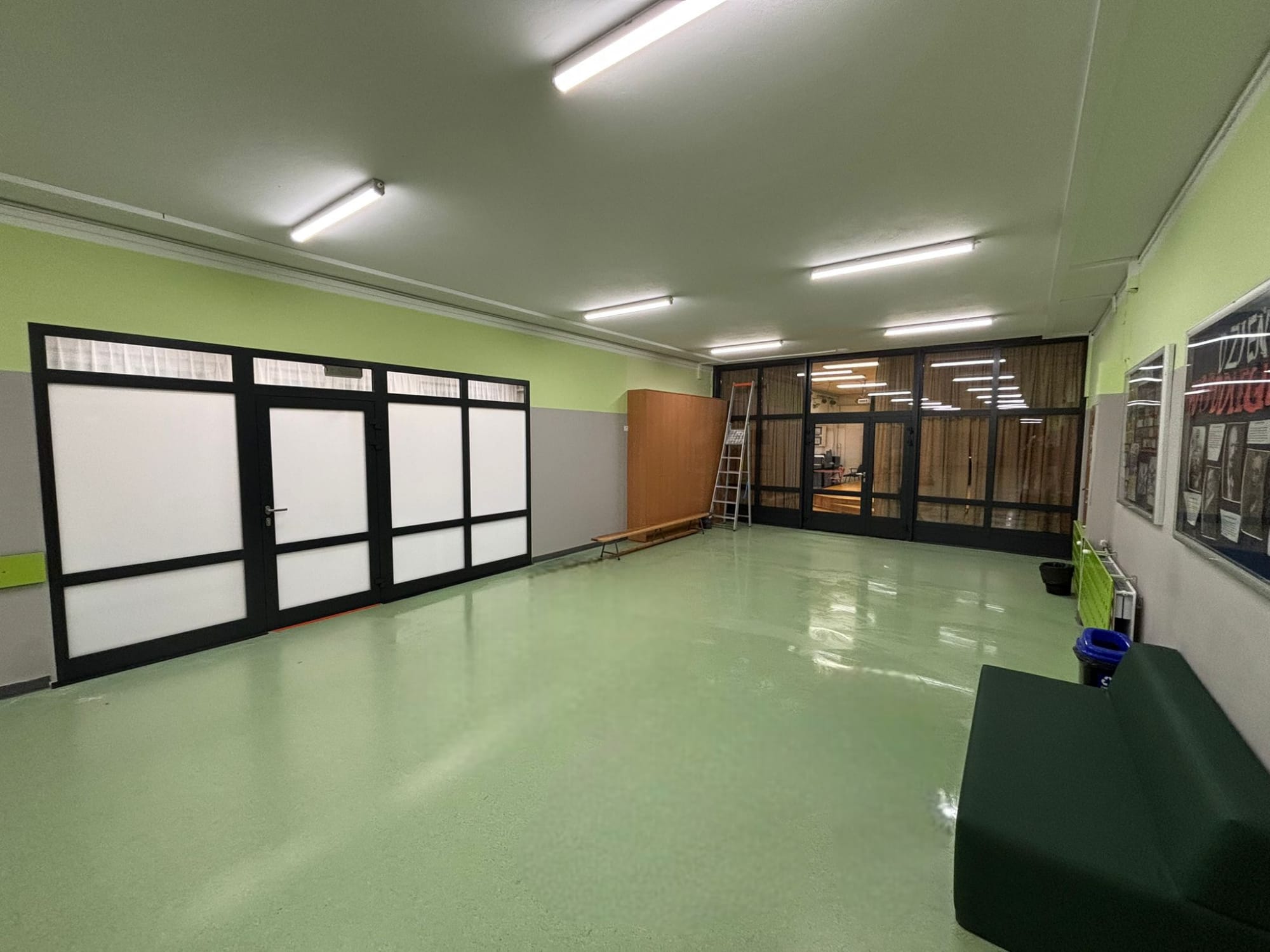 Nowe zabudowy szklane w babickiej szkole 🪟