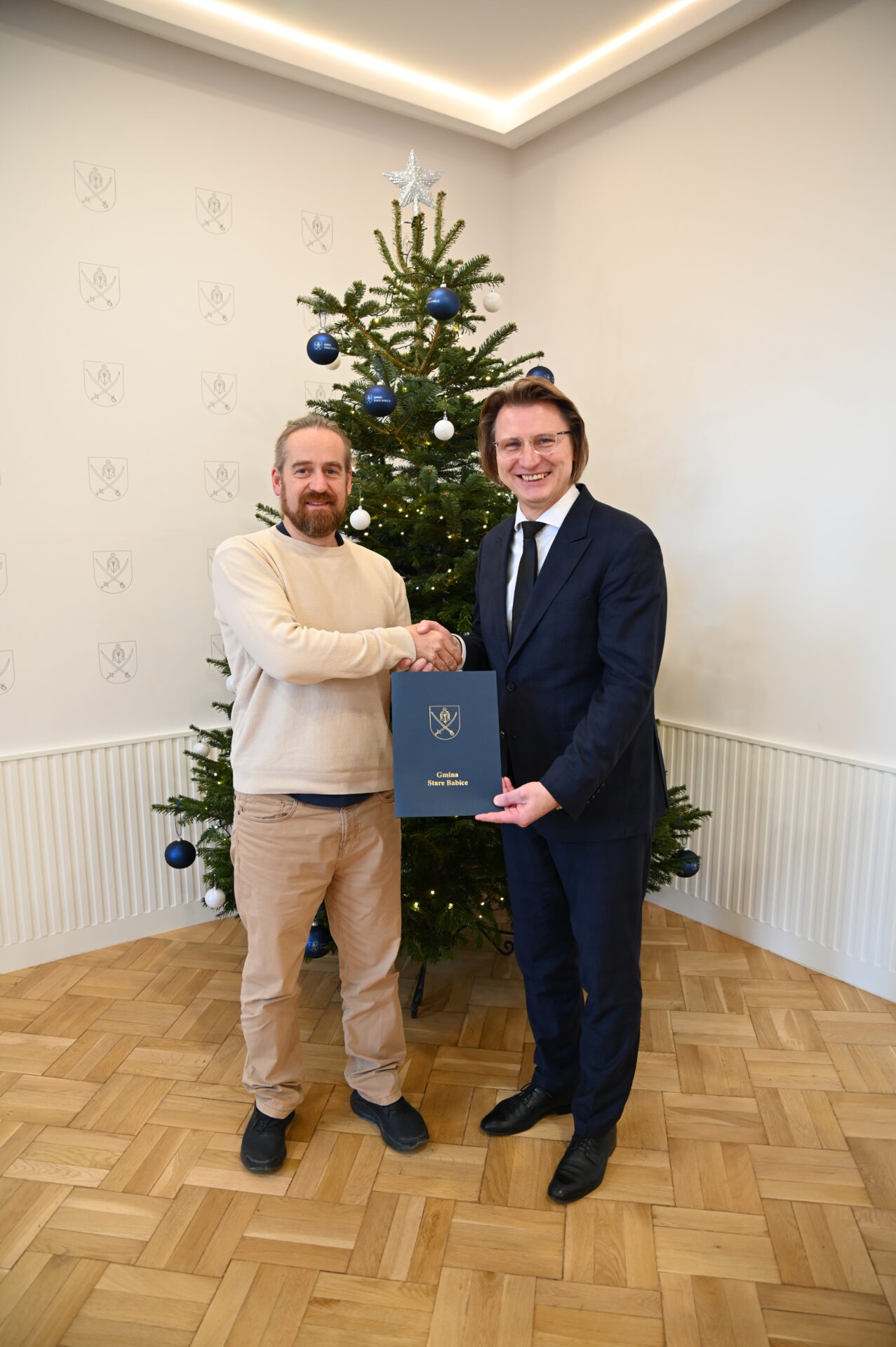 Umowa na zadanie pn. „Rozbudowa drogi gminnej ul. Trakt Królewski na odcinku od posesji nr 95 do wysokości posesji nr 171, w miejscowościach Wojcieszyn, Wierzbin i Zalesie – II etap podpisana!