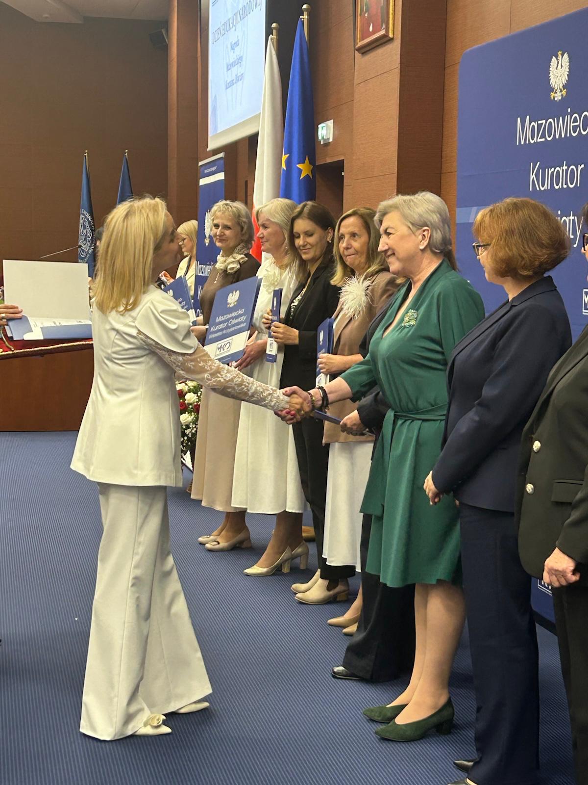 Nagroda Mazowieckiego Kuratora Oświaty dla Dyrektor Zespołu Szkolno-Przedszkolnego w Borzęcinie Dużym